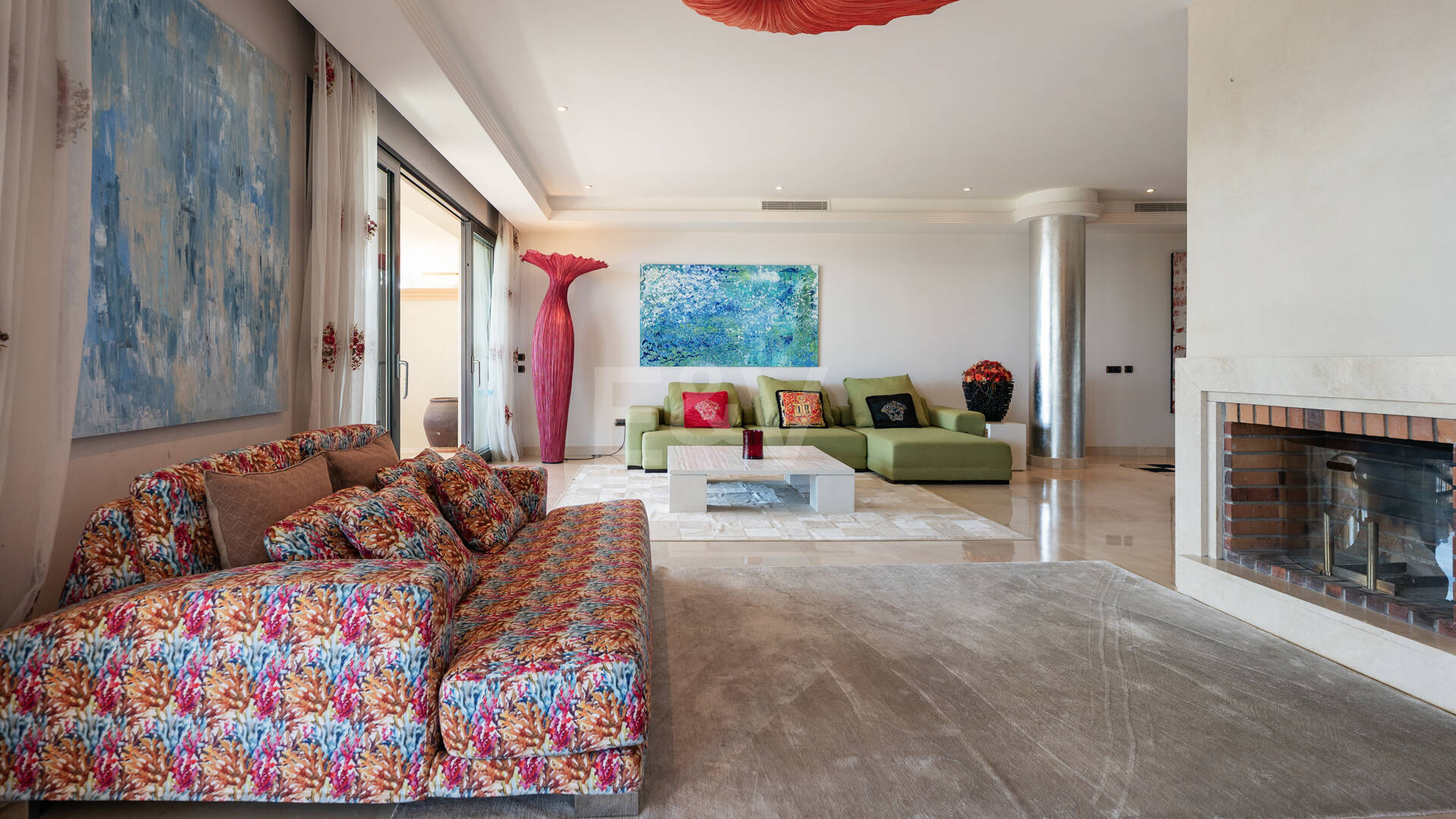 Luxury Frontline Beach Apartment in Laguna de Banús with Panoramic Sea Views