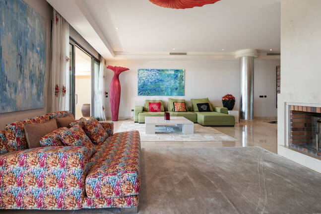 Luxury Frontline Beach Apartment in Laguna de Banús with Panoramic Sea Views
