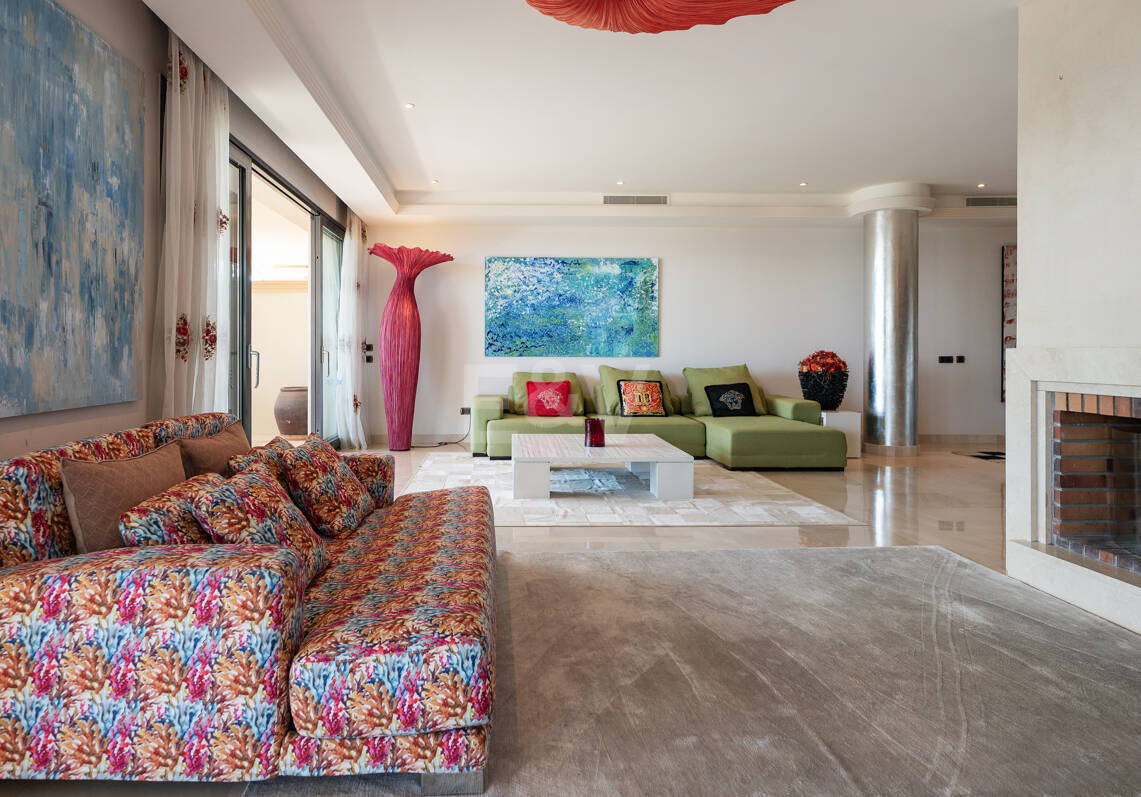 Luxus-Strandapartment in erster Reihe in Laguna de Banús mit Panoramablick aufs Meer