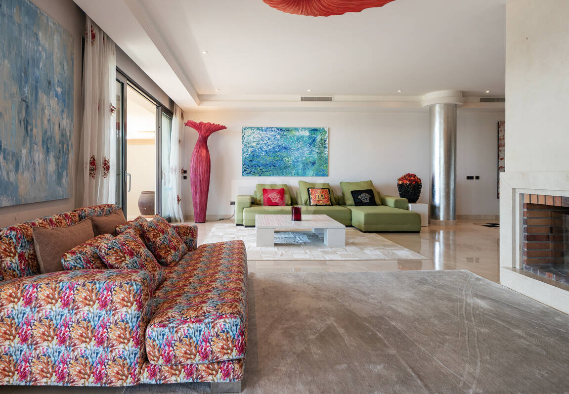 Luxury Frontline Beach Apartment in Laguna de Banús with Panoramic Sea Views
