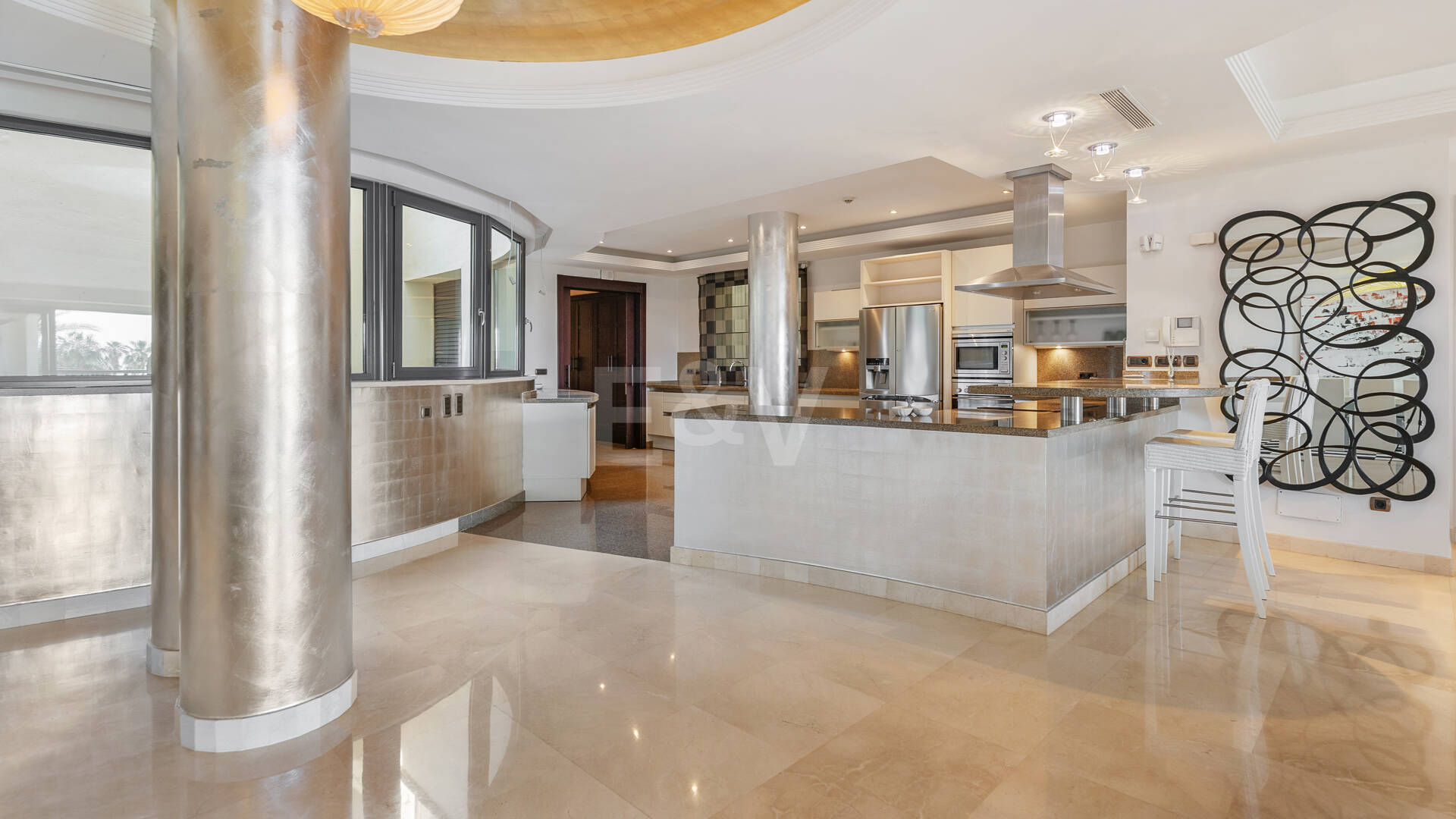 Luxury Frontline Beach Apartment in Laguna de Banús with Panoramic Sea Views