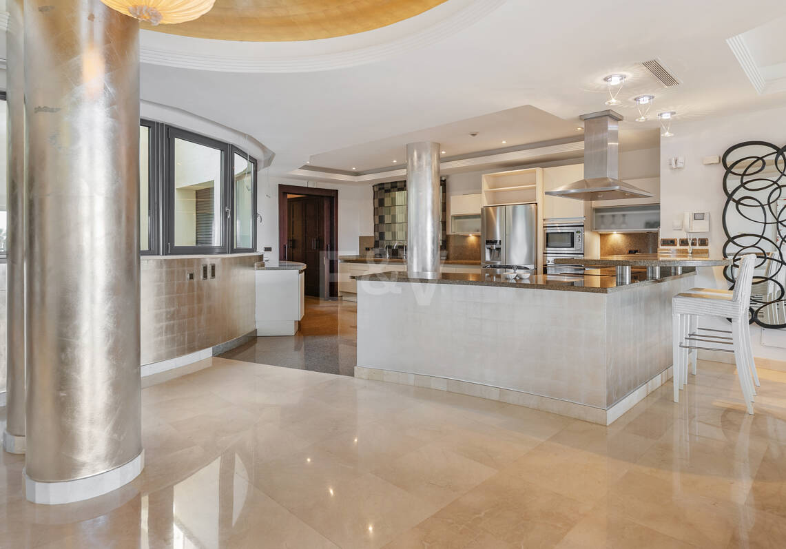 Luxus-Strandapartment in erster Reihe in Laguna de Banús mit Panoramablick aufs Meer