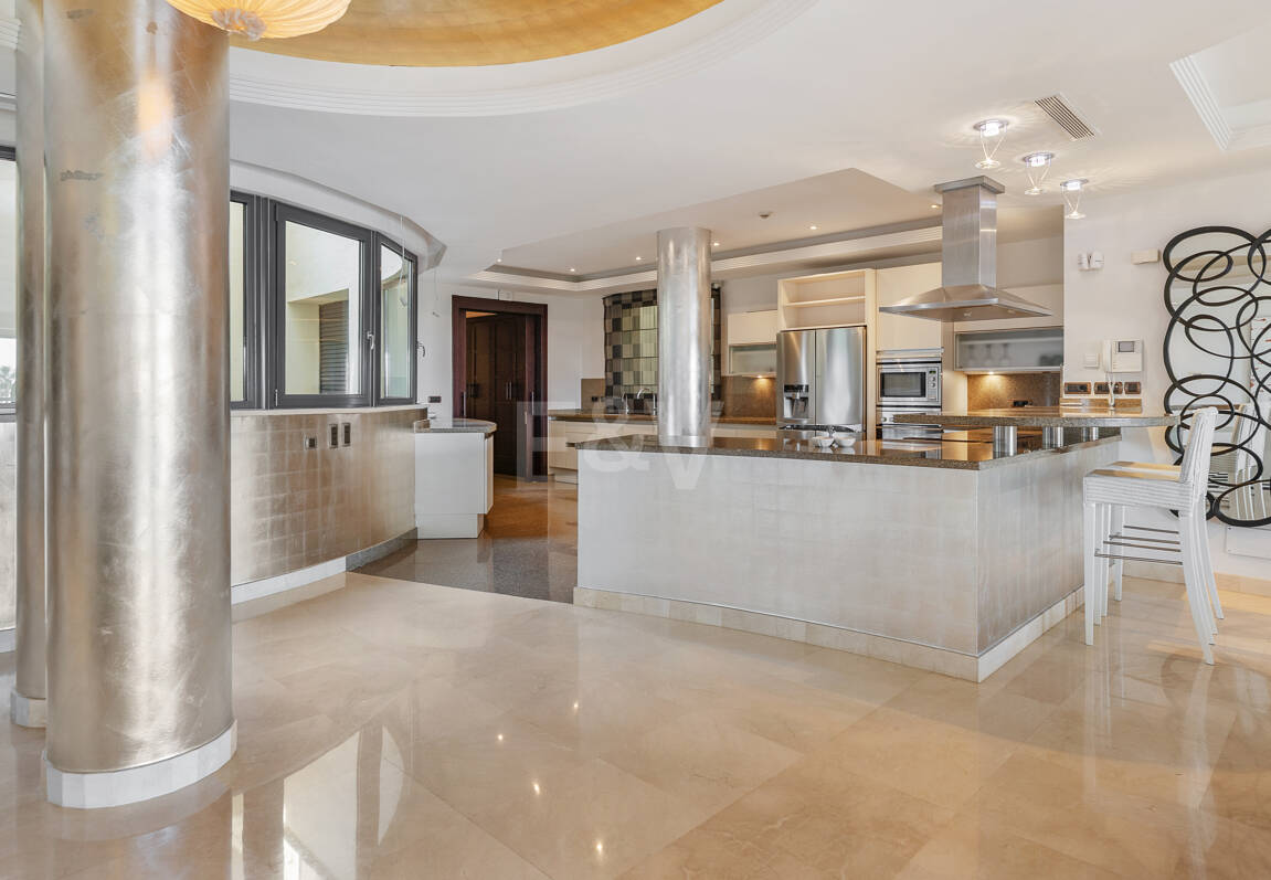 Luxury Frontline Beach Apartment in Laguna de Banús with Panoramic Sea Views