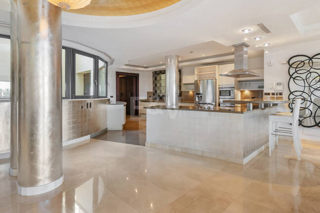 Luxury Frontline Beach Apartment in Laguna de Banús with Panoramic Sea Views