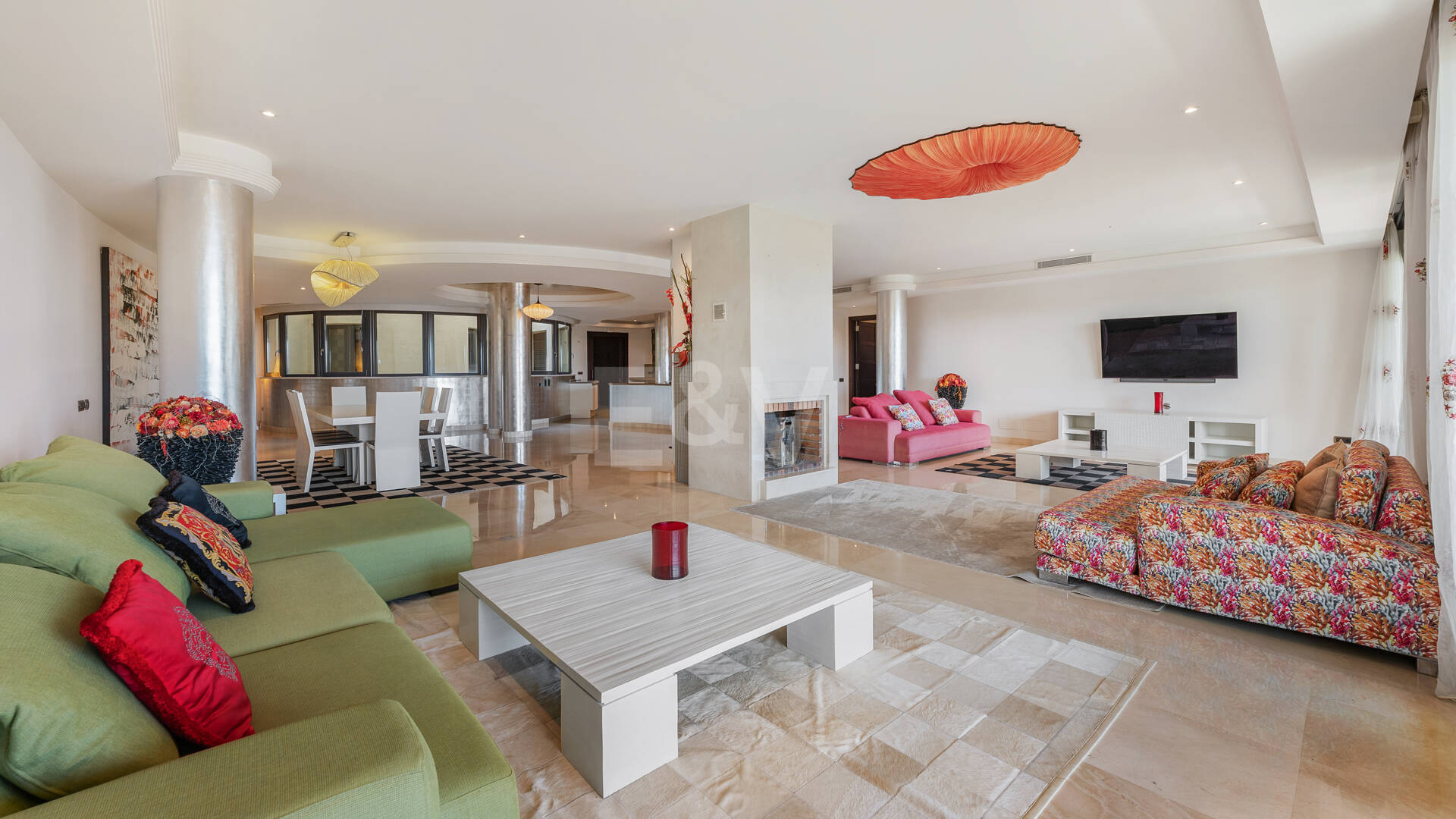 Luxury Frontline Beach Apartment in Laguna de Banús with Panoramic Sea Views