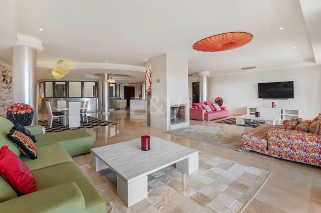 Luxury Frontline Beach Apartment in Laguna de Banús with Panoramic Sea Views