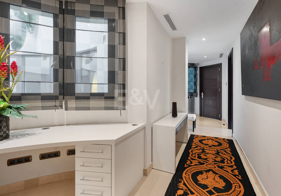Luxus-Strandapartment in erster Reihe in Laguna de Banús mit Panoramablick aufs Meer