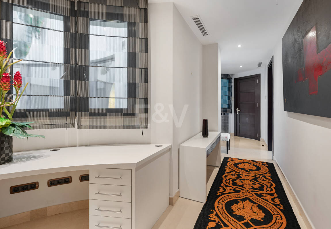 Luxury Frontline Beach Apartment in Laguna de Banús with Panoramic Sea Views