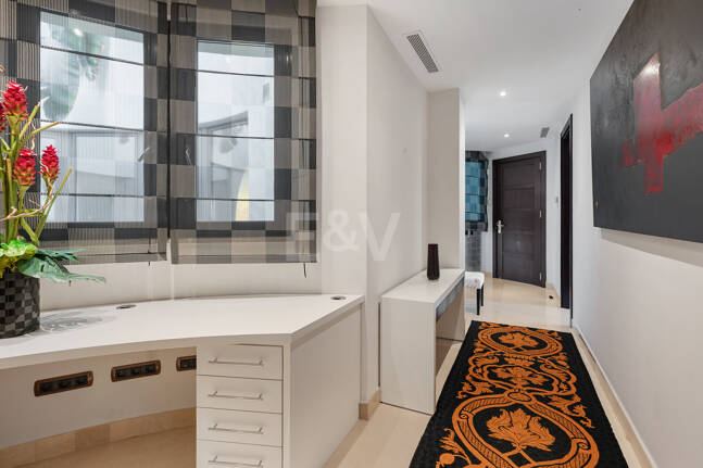 Luxury Frontline Beach Apartment in Laguna de Banús with Panoramic Sea Views