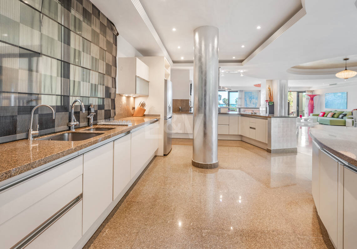 Luxus-Strandapartment in erster Reihe in Laguna de Banús mit Panoramablick aufs Meer