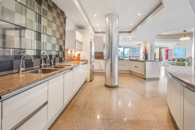 Luxury Frontline Beach Apartment in Laguna de Banús with Panoramic Sea Views