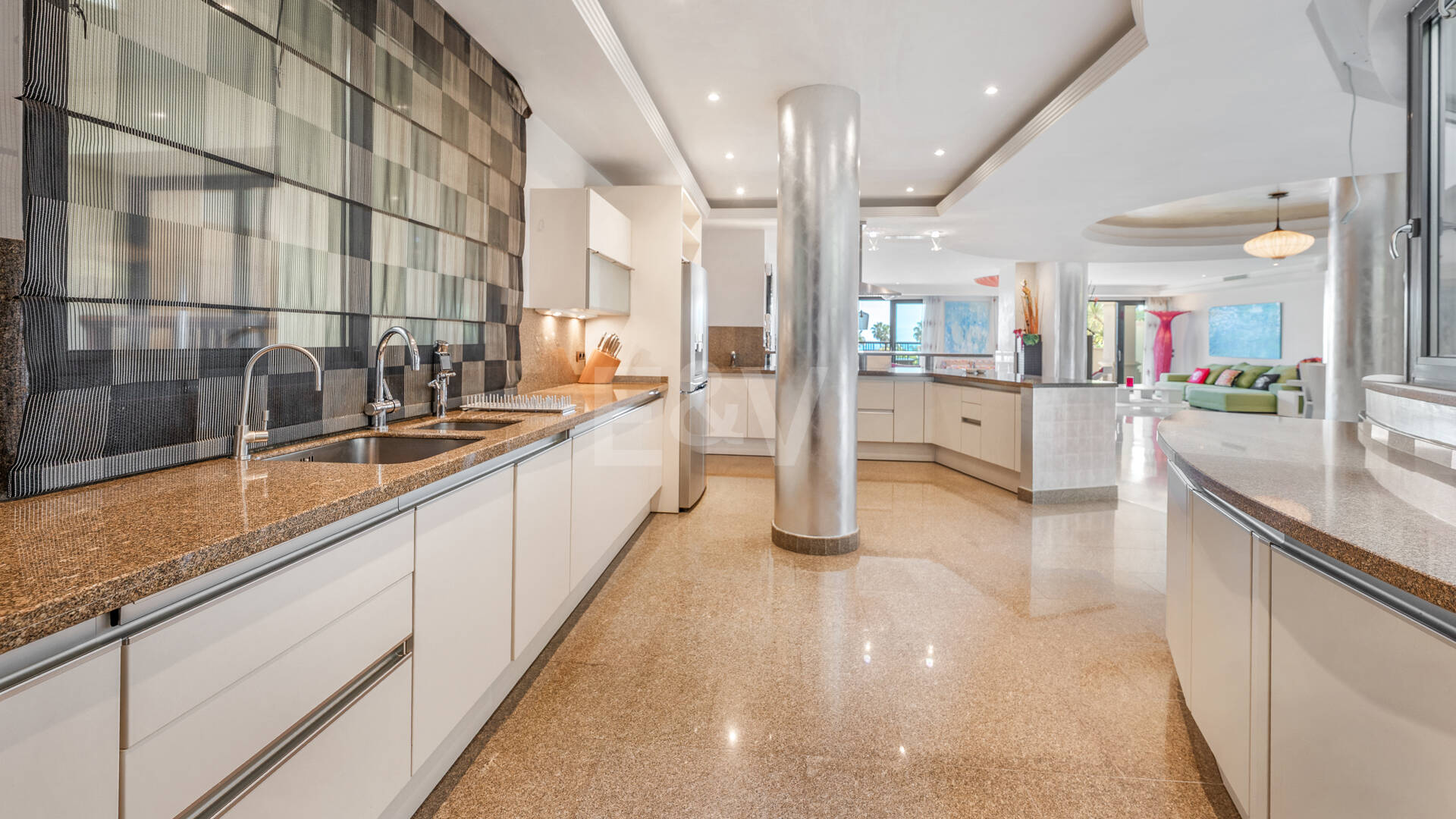 Luxury Frontline Beach Apartment in Laguna de Banús with Panoramic Sea Views