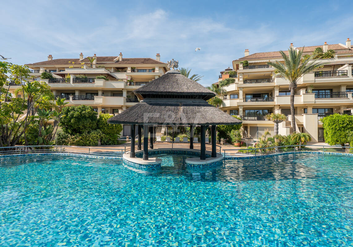Luxus-Strandapartment in erster Reihe in Laguna de Banús mit Panoramablick aufs Meer
