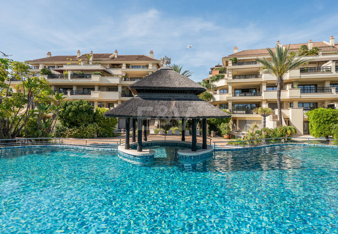 Luxury Frontline Beach Apartment in Laguna de Banús with Panoramic Sea Views