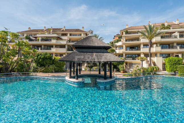 Luxury Frontline Beach Apartment in Laguna de Banús with Panoramic Sea Views