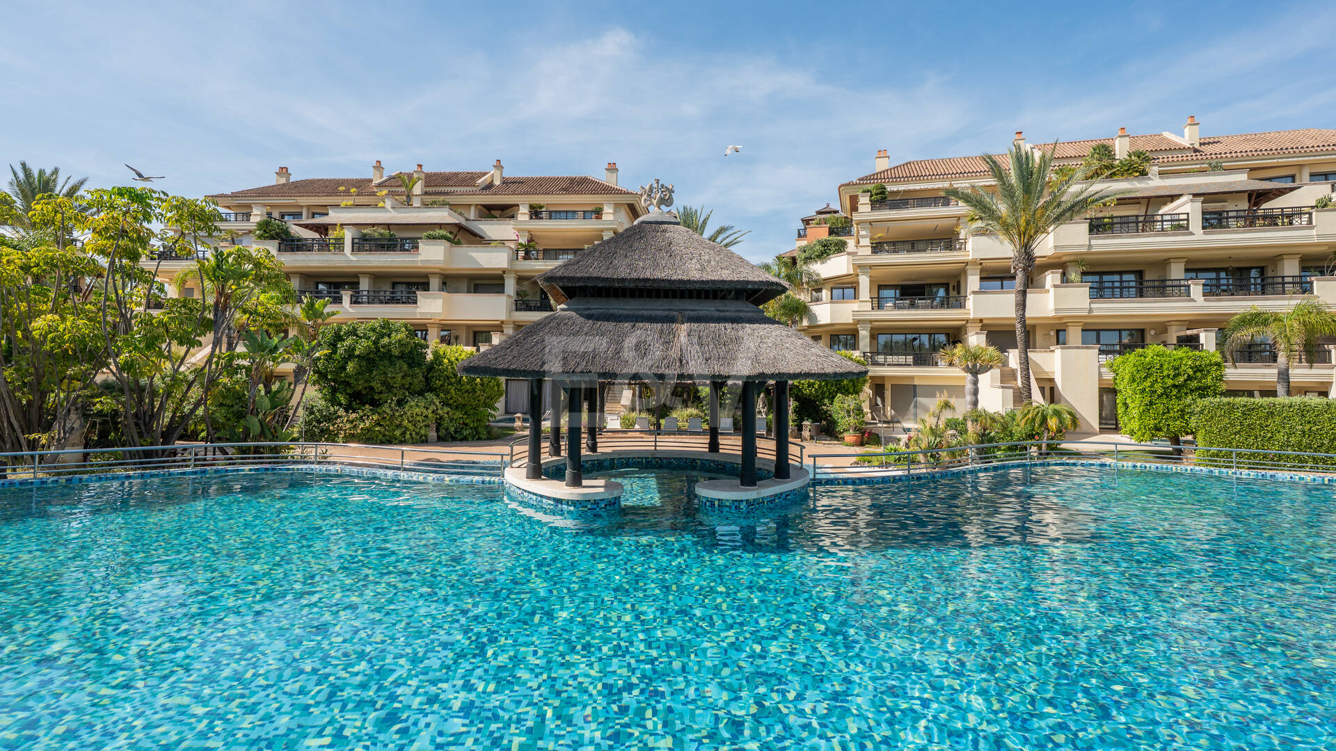 Luxury Frontline Beach Apartment in Laguna de Banús with Panoramic Sea Views