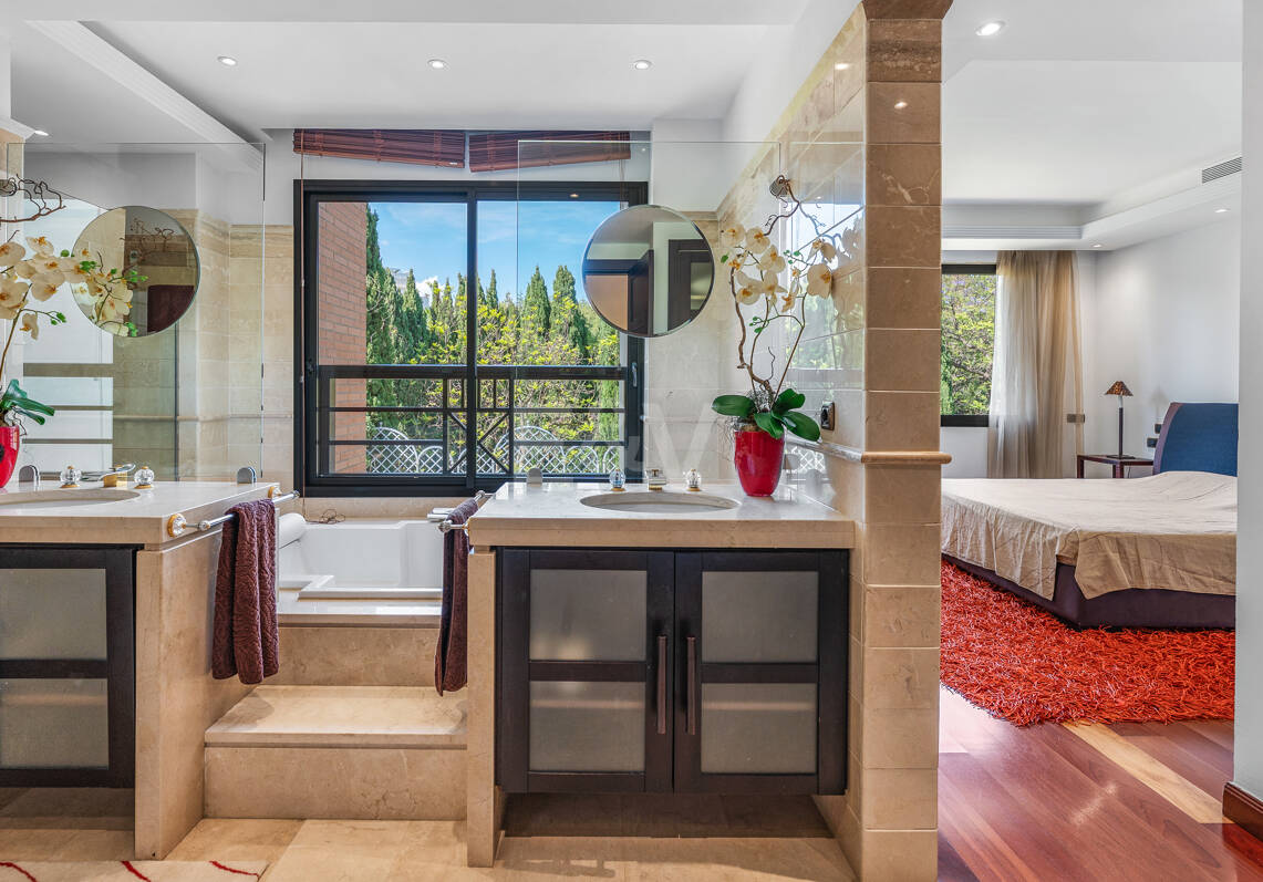 Luxus-Strandapartment in erster Reihe in Laguna de Banús mit Panoramablick aufs Meer