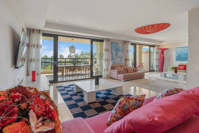 Luxury Frontline Beach Apartment in Laguna de Banús with Panoramic Sea Views
