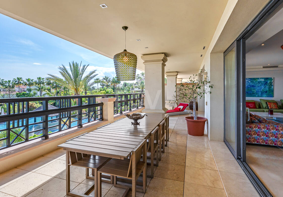 Luxus-Strandapartment in erster Reihe in Laguna de Banús mit Panoramablick aufs Meer