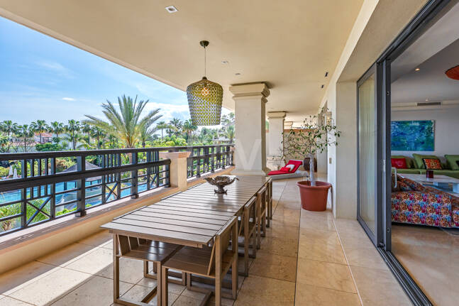 Luxury Frontline Beach Apartment in Laguna de Banús with Panoramic Sea Views