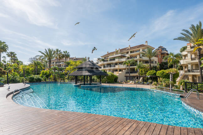 Luxury Frontline Beach Apartment in Laguna de Banús with Panoramic Sea Views