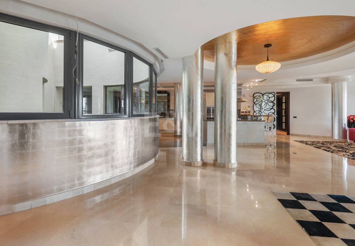 Luxury Frontline Beach Apartment in Laguna de Banús with Panoramic Sea Views