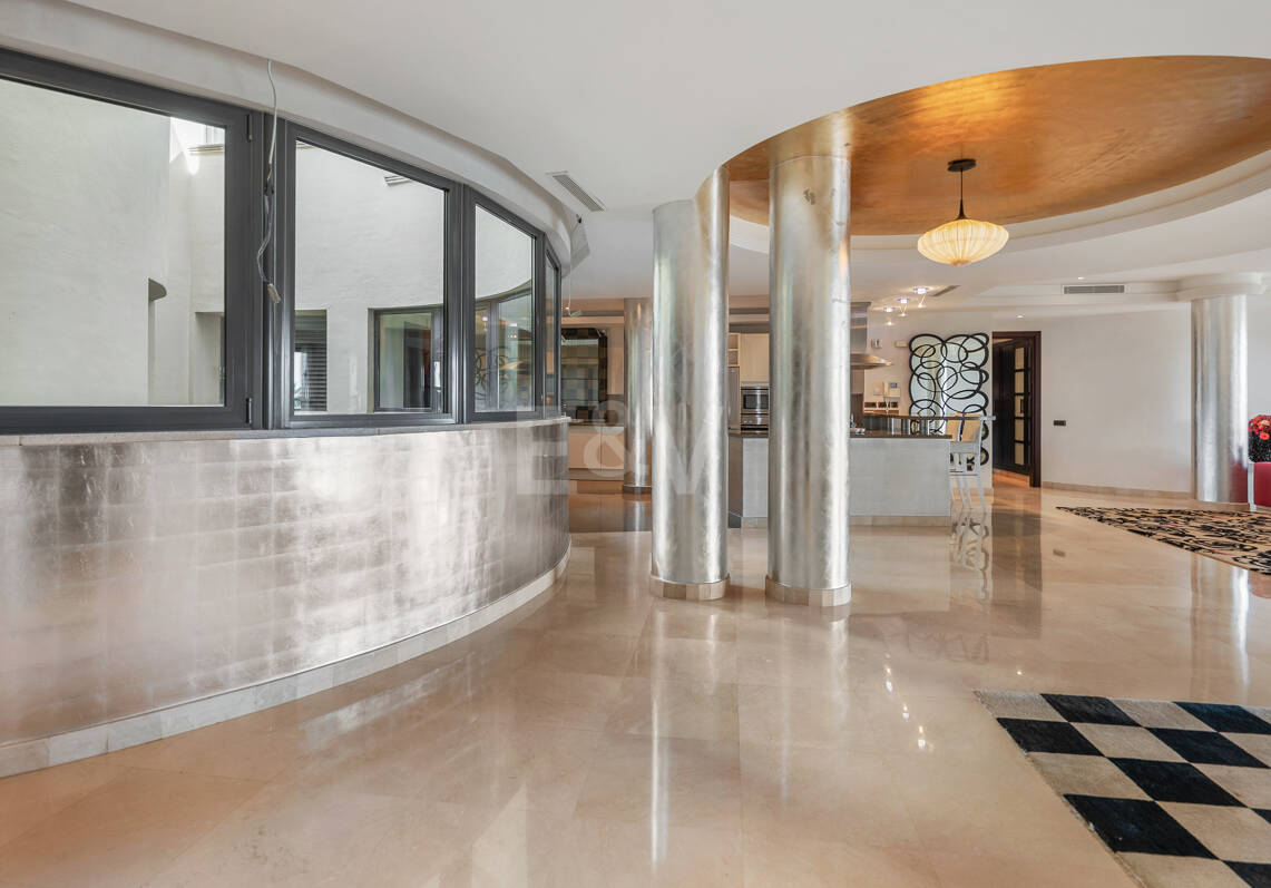 Luxus-Strandapartment in erster Reihe in Laguna de Banús mit Panoramablick aufs Meer