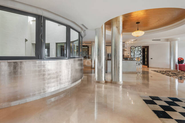 Luxury Frontline Beach Apartment in Laguna de Banús with Panoramic Sea Views