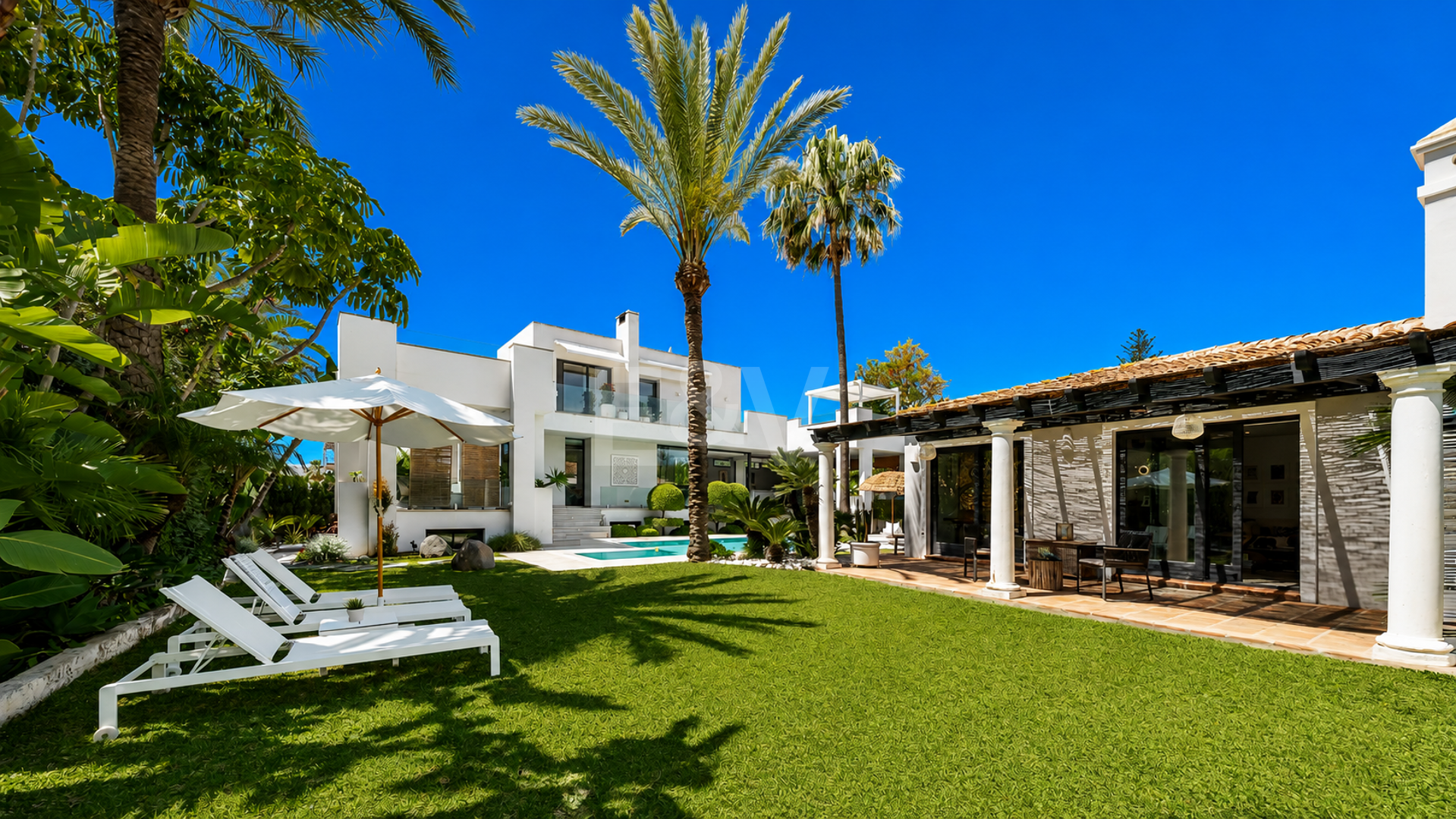 Villa am Strand mit Gästehaus und privatem Pool