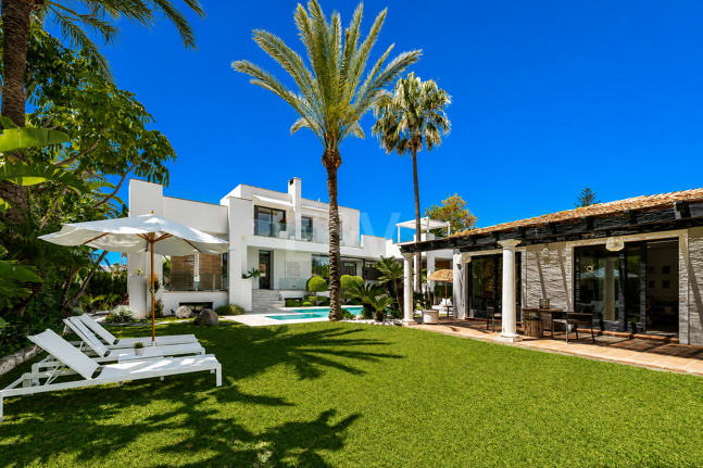 Villa am Strand mit Gästehaus und privatem Pool