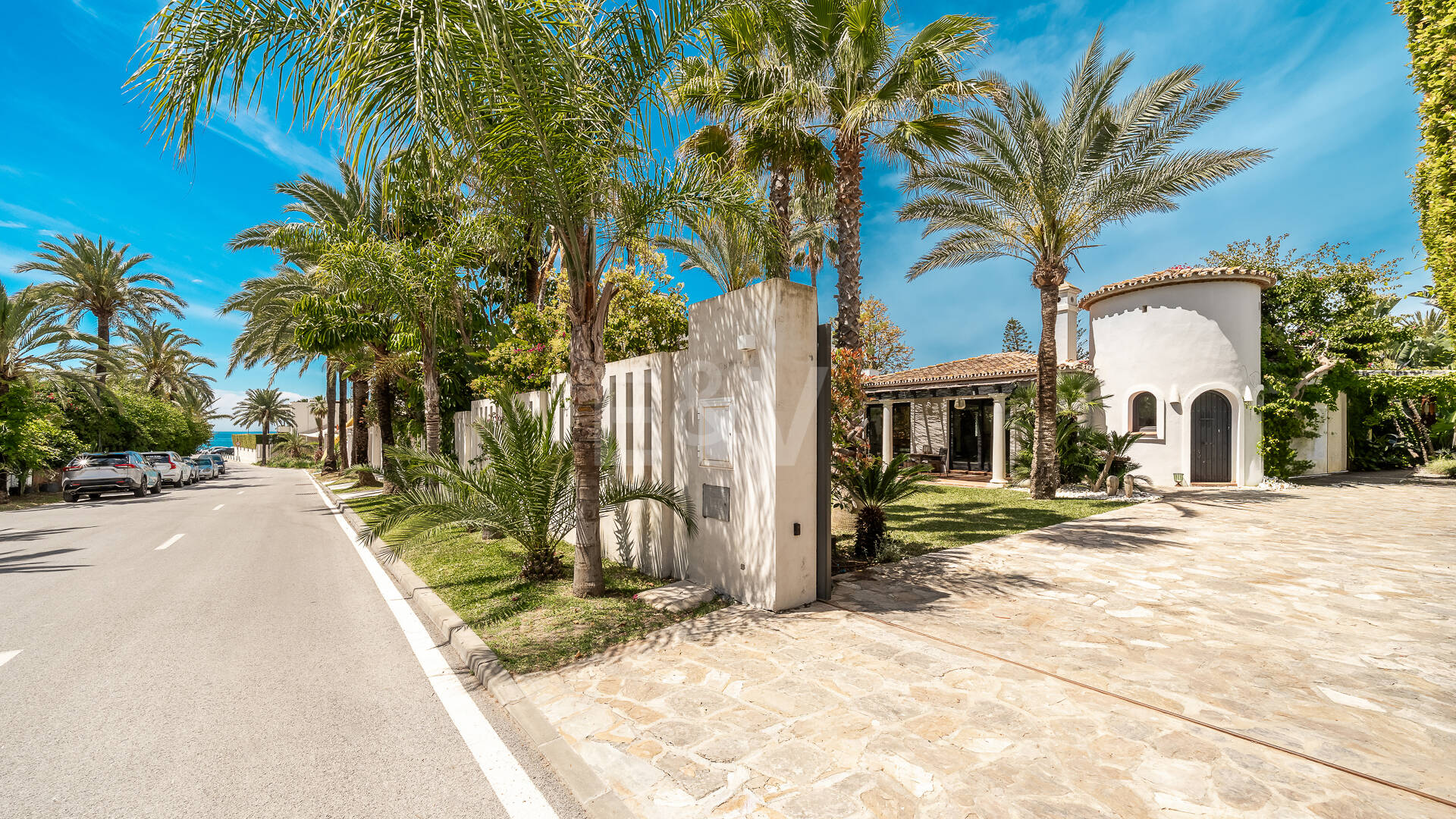 Villa am Strand mit Gästehaus und privatem Pool