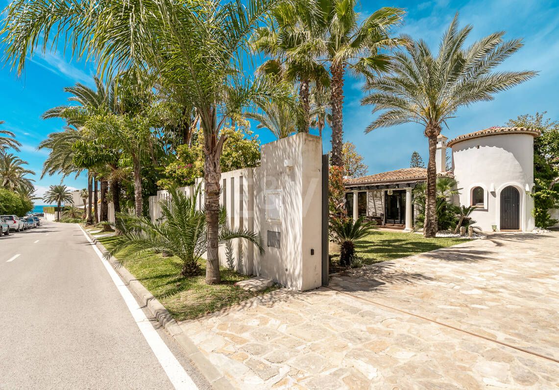Villa am Strand mit Gästehaus und privatem Pool
