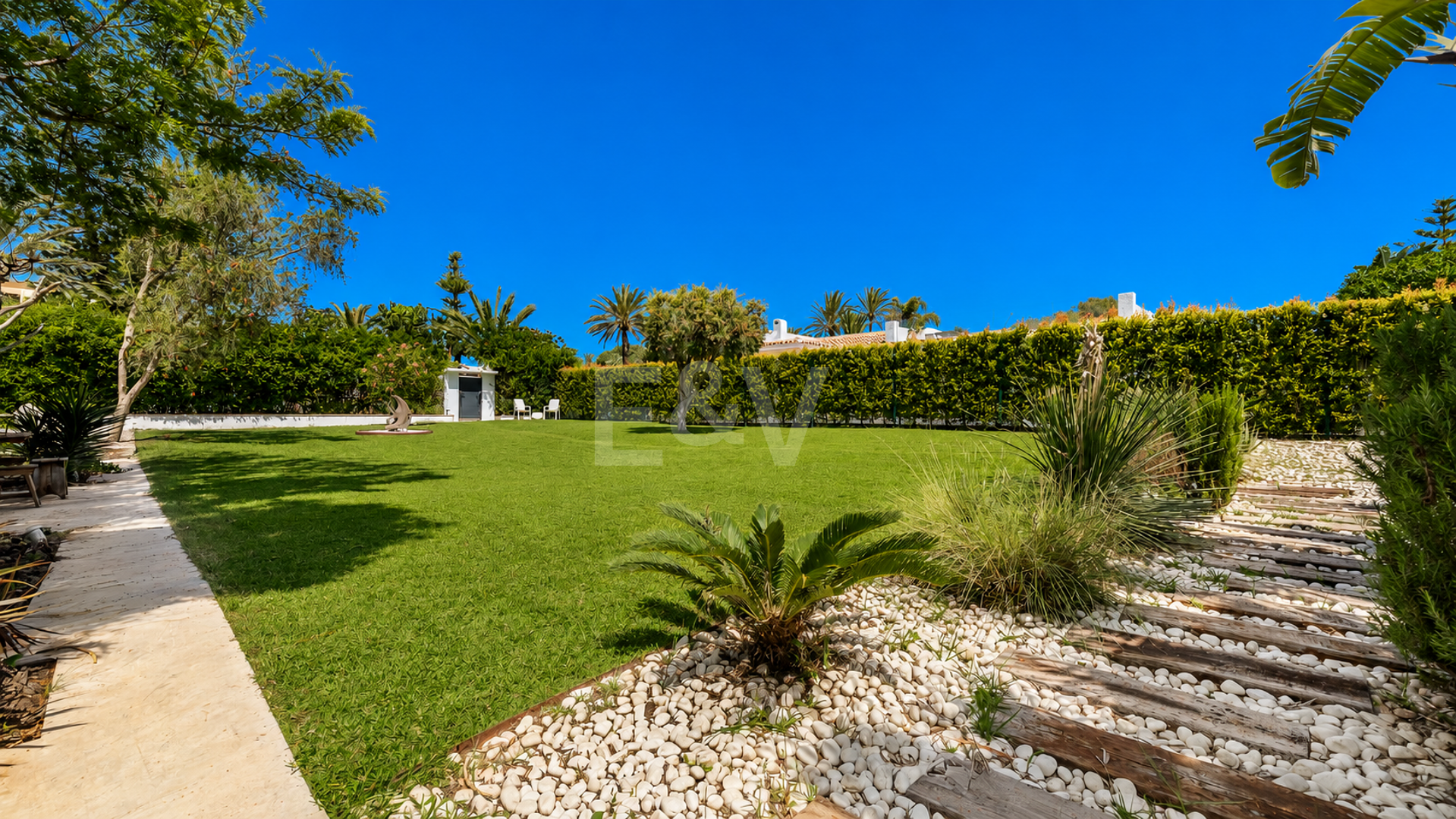 Villa am Strand mit Gästehaus und privatem Pool