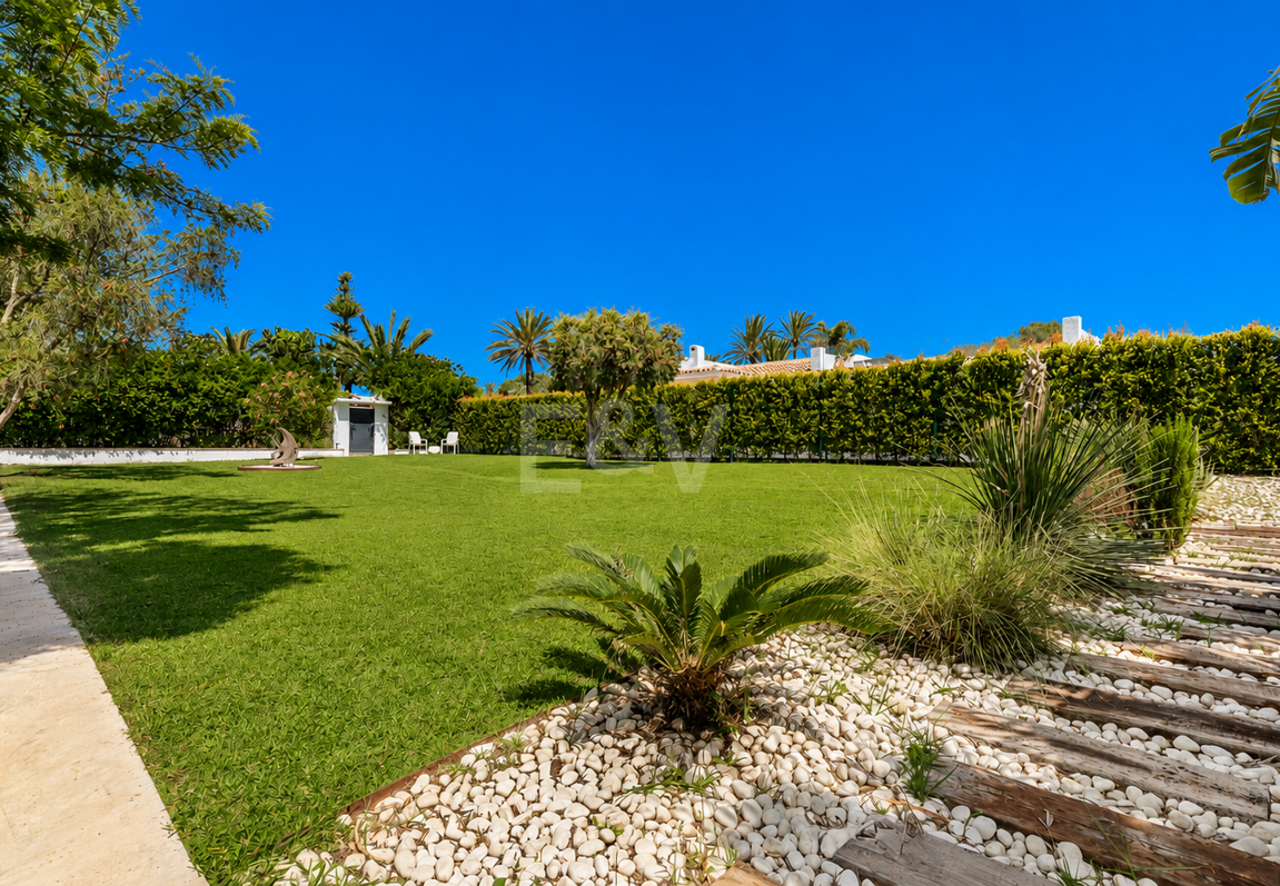 Villa am Strand mit Gästehaus und privatem Pool