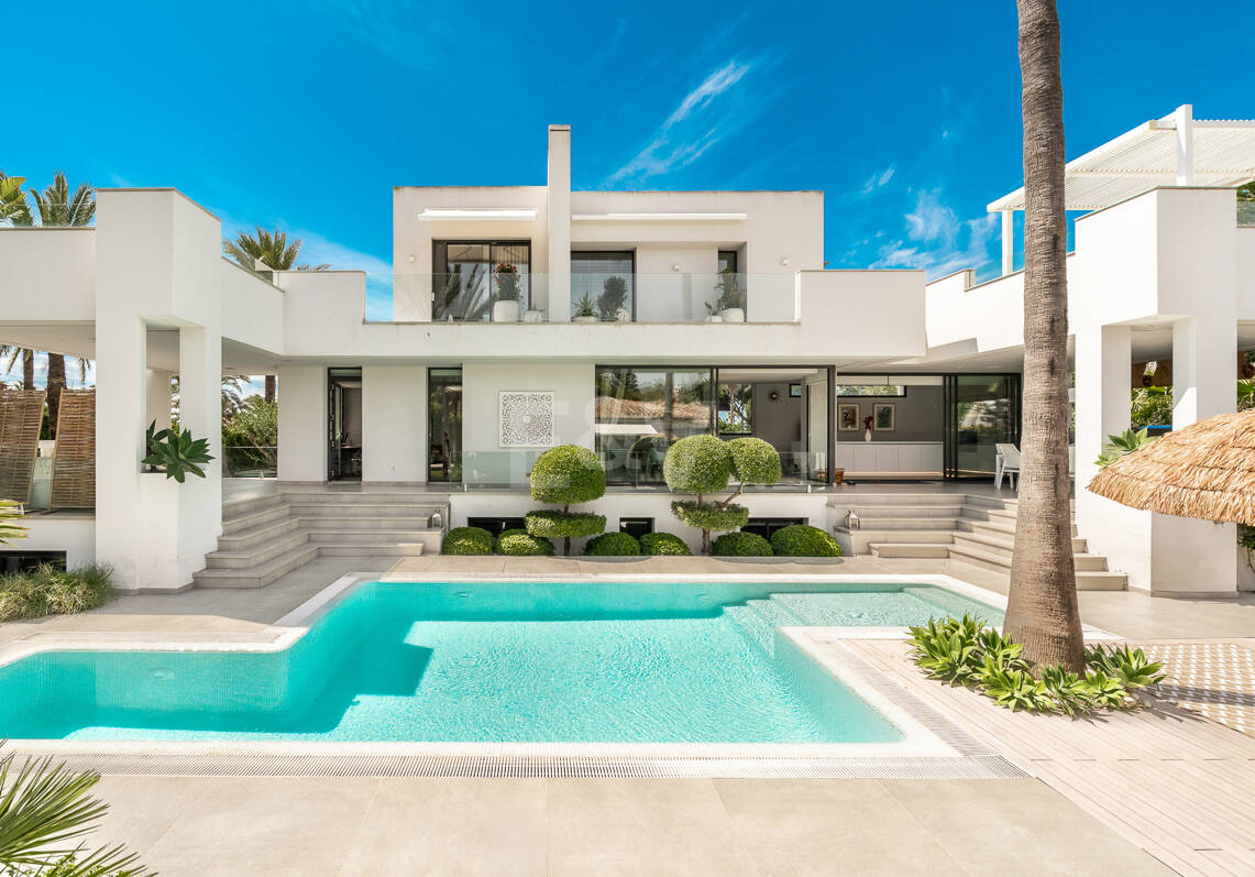Villa am Strand mit Gästehaus und privatem Pool