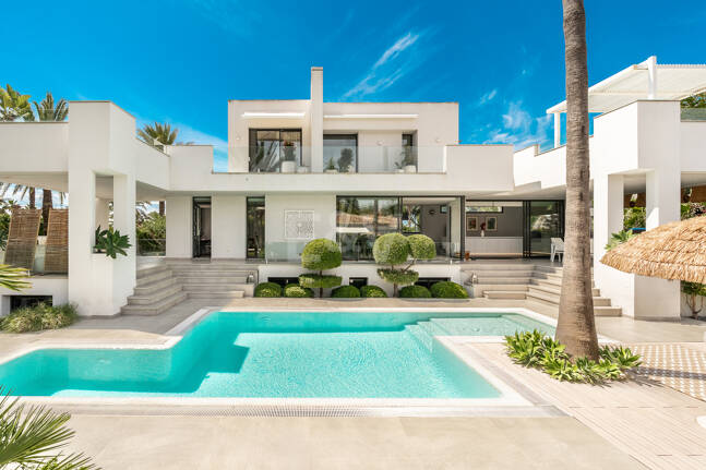 Villa am Strand mit Gästehaus und privatem Pool