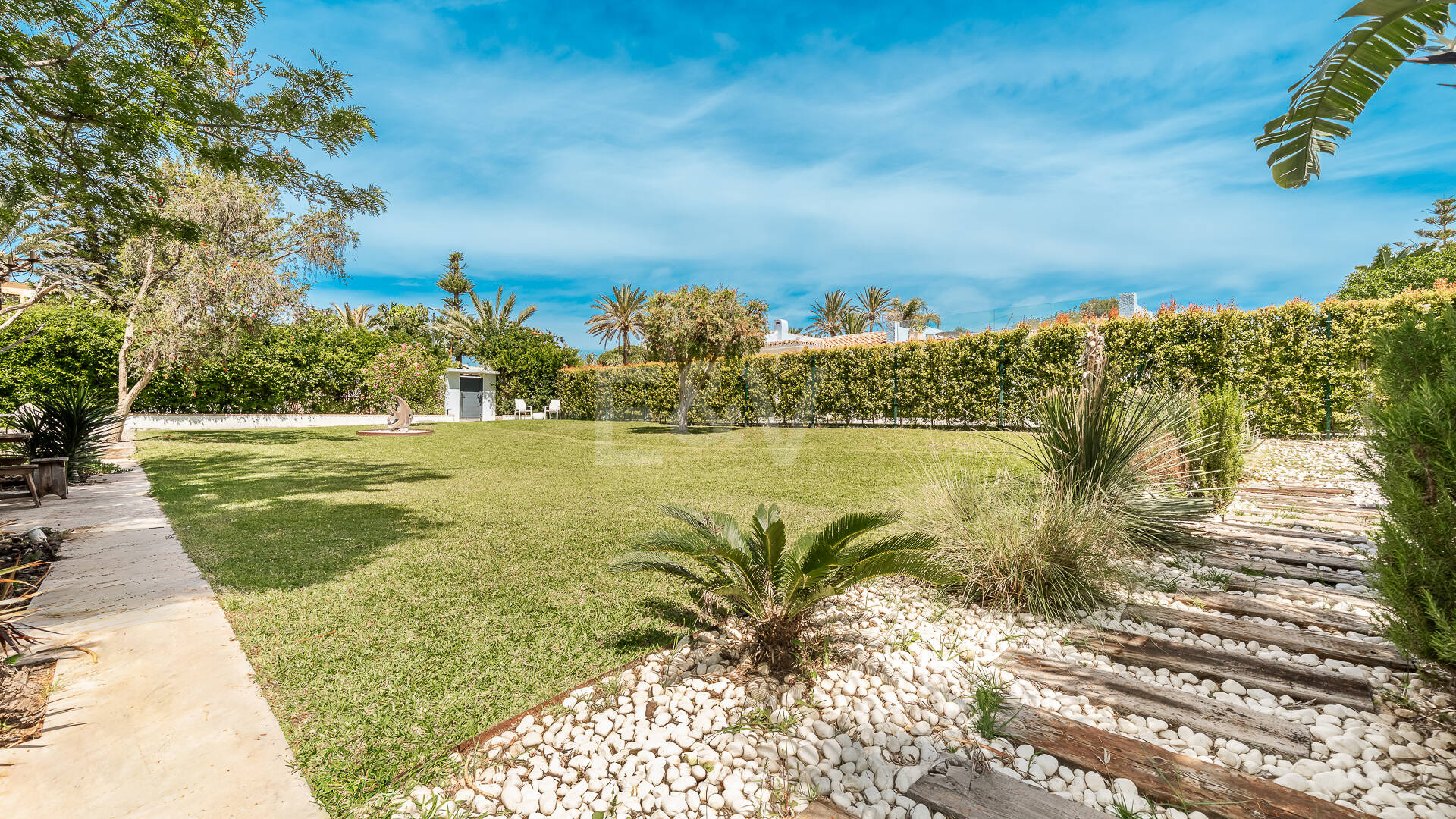Villa am Strand mit Gästehaus und privatem Pool