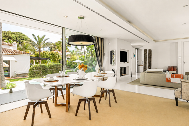 Villa am Strand mit Gästehaus und privatem Pool