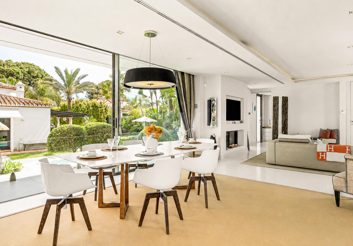 Villa am Strand mit Gästehaus und privatem Pool