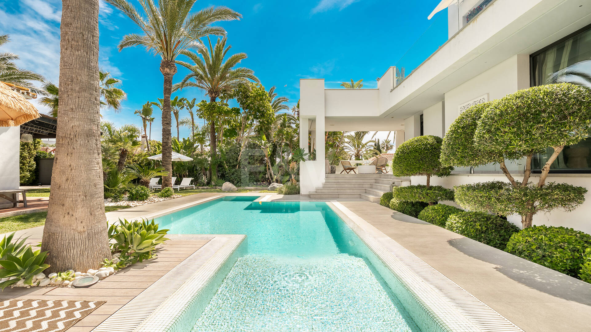Villa am Strand mit Gästehaus und privatem Pool
