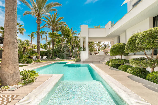 Villa am Strand mit Gästehaus und privatem Pool