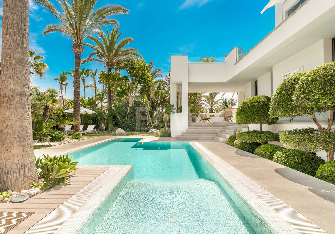 Villa am Strand mit Gästehaus und privatem Pool