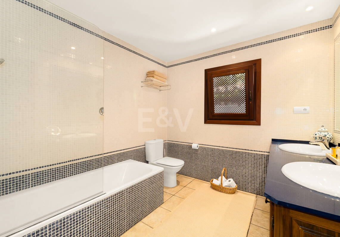 Villa am Strand mit Gästehaus und privatem Pool