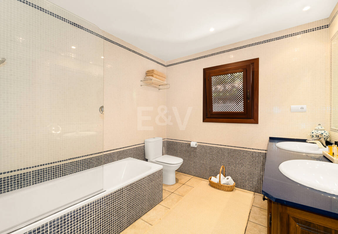 Villa am Strand mit Gästehaus und privatem Pool