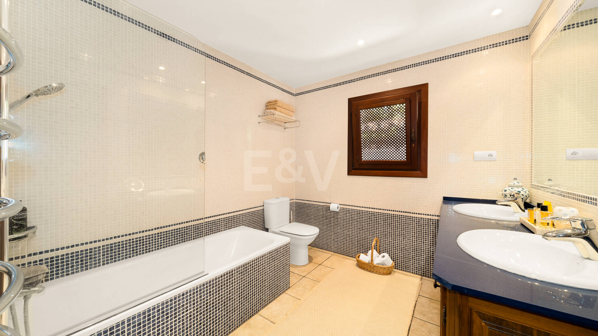 Villa am Strand mit Gästehaus und privatem Pool