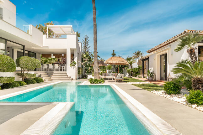Villa am Strand mit Gästehaus und privatem Pool