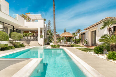 Villa am Strand mit Gästehaus und privatem Pool