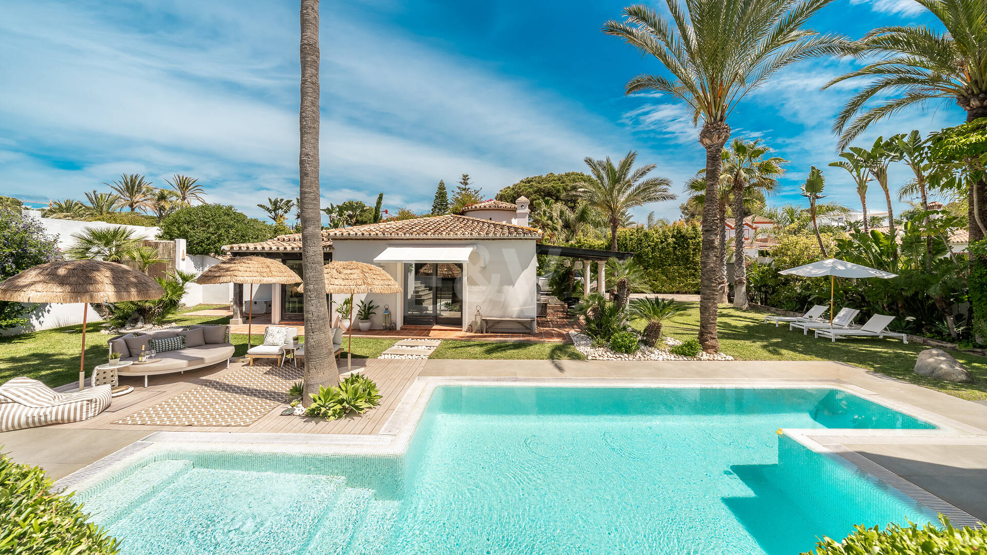 Villa am Strand mit Gästehaus und privatem Pool