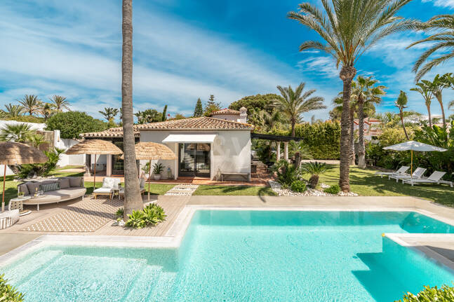 Villa am Strand mit Gästehaus und privatem Pool