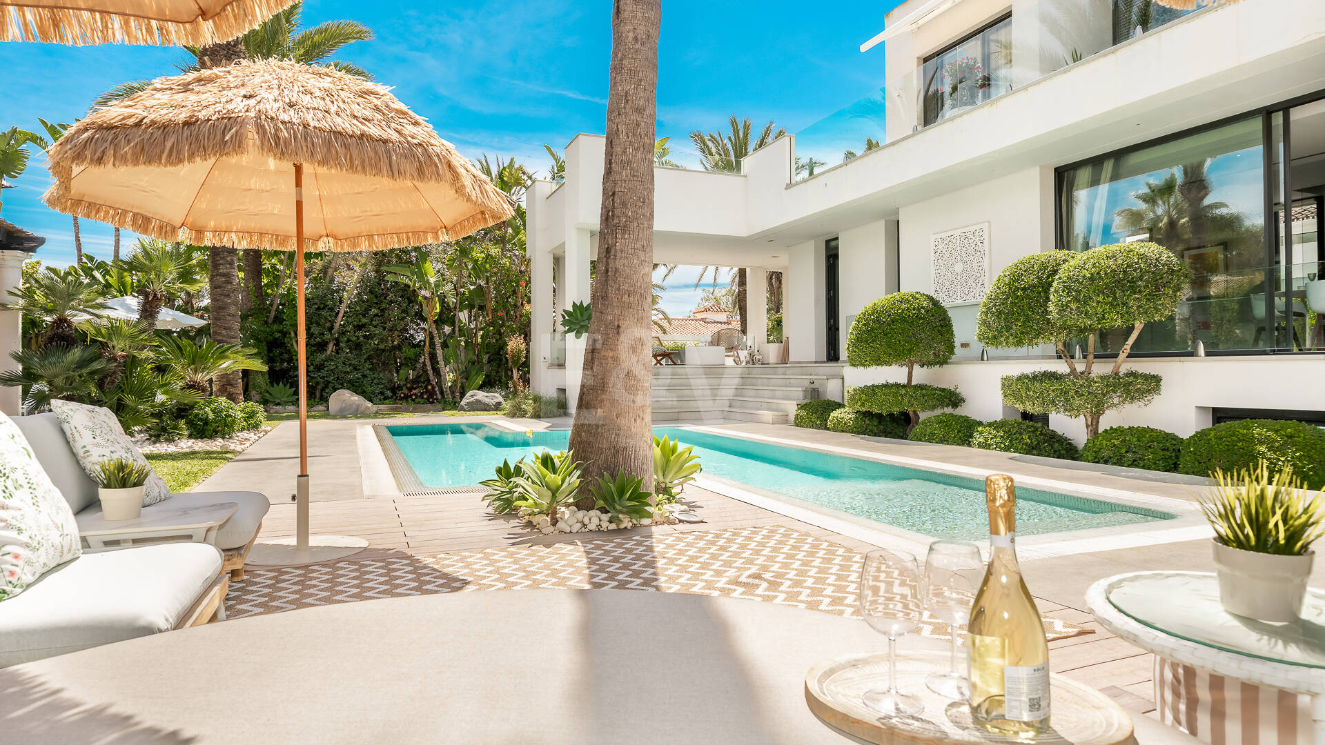 Villa am Strand mit Gästehaus und privatem Pool